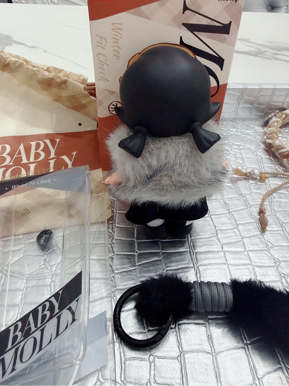 💯 Authentic POP MART Molly Winter Fit secret + free molly gift NWT - Picture 3 of 14